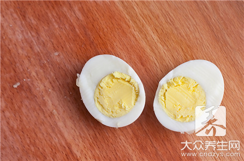 鸡蛋煮出来蛋清发黄
