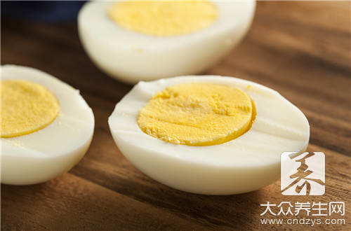 鸡蛋煮出来蛋清发黄
