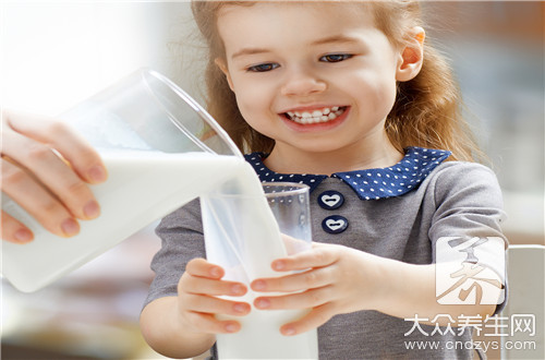  喝牛奶对牙齿有影响吗