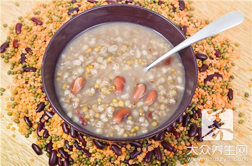 用黑豆绿豆红豆薏米