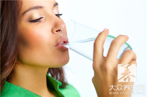 女人一天喝多少水最好